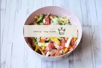 Riempite l'insalata di maionese e mescolatela. Por...