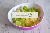Kombinieren Sie in einem Salat geschnittenes gekoc...
