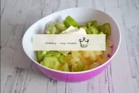 Den Salat nach Geschmack würzen, mit Mayonnaise (o...