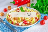 Den Salat mit Pekingkohl, Tomaten, Huhn und Käse a...