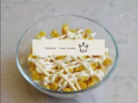 Konserve mısırdan sıvıyı boşaltın. Mısırı salata k...