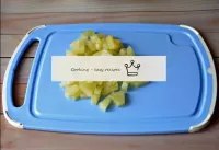 Les ananas en conserve sont également coupés en un...