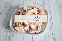 Cortar la carne de pollo en trozos pequeños. Se pu...