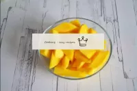 Mango reinigen, halbieren, Knochen entfernen. Das ...