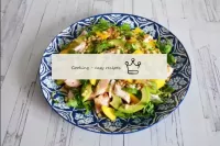 Den Salat mit einem Dressing begießen und mit Zede...