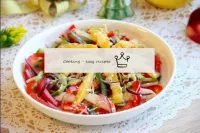 Salada simples com mangue e suínos...