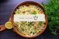 Sazonar la ensalada con aceite, así como rociar co...