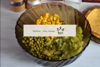 Sıvıyı mısır ve bezelyeden boşaltın, salata kasesi...