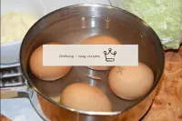 نضع البيض للطهي. يُطهى لمدة 10 دقائق بعد الغليان. ...