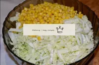 Всі інгредієнти складаємо в салатник, додаємо куку...