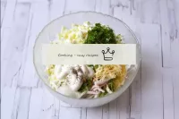 Salat pfeffern, mit Joghurt abschmecken. ...