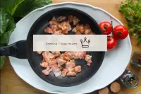 Dans une casserole, faire frire le bacon jusqu'à c...