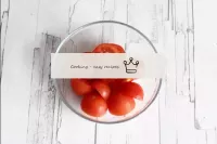 Corta los tomates cherry con mitades. Si usted tie...