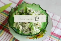 Sirva salada com cogumelos e queijo, decorado com ...