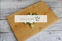 Cortar el pepino fresco en un cubo grande - si es ...