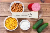 How to make a salad with corn, sausage and cracker...