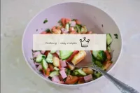 Den Salat mit Pflanzenöl und Essig abschmecken. Fü...