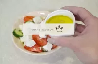 Remplir la salade d'une vinaigrette parfumée, méla...