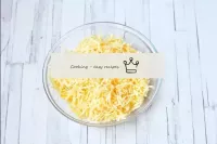 奶酪在大块或中块上擦干。...
