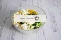 Agregue la mayonesa y mezcle bien la ensalada. Si ...