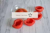 Os tomates são lavados, cortados, cortados ao meio...