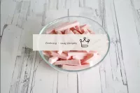 Cortar el jamón con barras largas. ...