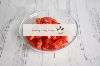 Lave los tomates, decúbelos. Corte también con bar...