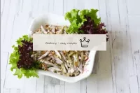 Sur un plat, étaler les feuilles de salade. Mettre...