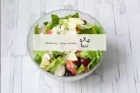 Misture as coisas com cuidado. Regue a salada com ...