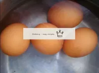 在第二个孔子上放一锅鸡蛋。别忘了，然后把它们放在冷水中很长时间，这样它们就会冷却得很好。...