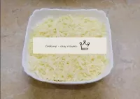 将奶酪擦在细条或中条上，然后在沙拉中放置第三层。用蛋黄酱冲洗奶酪。...