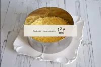 Coloque el queso en la parte inferior de la forma ...