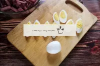将鸡蛋切成薄片，放在沙拉表面作为装饰，其余切成薄片，加入沙拉。...