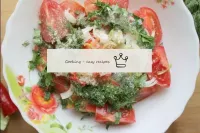 接下來是綠色的隊列。在西紅柿沙拉中，歐芹和農作物是理想的選擇。把它們切成薄片不是很細。將蔬菜，糖，鹽...