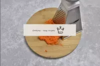 Предварительно отваренную морковь очистите и натри...