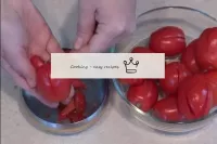西红柿将切成十字形，在果实的固定位置保持完整。里面的内脏（从中得到一个奇妙的番茄酱）。...