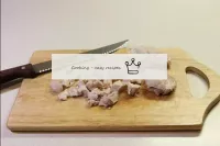 Tagliare la carne non è molto piccolo. ...