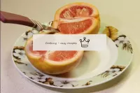 We prepare & quot; bowls & quot;: Cut grapefruit i...