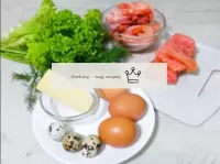 如何使節日沙拉奶油與蝦分娩？準備列表中指定的產品。先煮雞蛋和鵪鶉蛋。如果蝦是冷凍的，也提前將它們從冰...