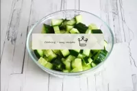 Cortar el pepino en pequeños cubos. ...