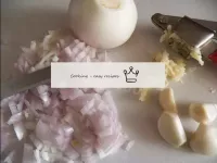 Rinse the onion well, dry, finely chop the onion a...