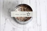 Place a cooking ring (Ø 16 cm) on the plate. Put t...