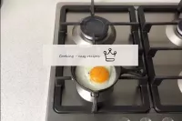 Mentre i panini si cuocono, preparate le uova. Per...