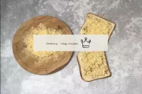 Versate dei pezzi di pane ricoperti di formaggio. ...