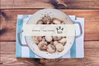 Mettre les champignons purs dans une casserole, ve...