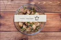 Mettre les champignons réfrigérés dans la marinade...