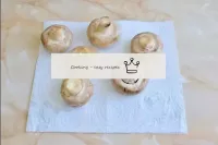 Rinse champignons in running water against contami...