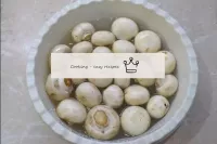 Pour fresh champignons with water and rinse well f...