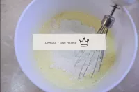 Saupoudrer la farine et mélanger la pâte jusqu'à c...