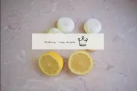 将洋葱从外壳中清除，然后在冷水中脱落。柠檬用污染刷子用自来水洗净。一个柠檬就足够了。如果你采取更多，...